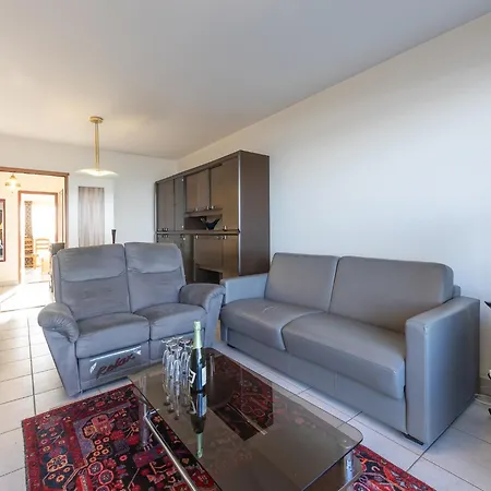 Flat With Frontal Sea Views And Parking *
