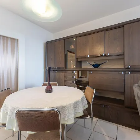 Flat With Frontal Sea Views And Parking *